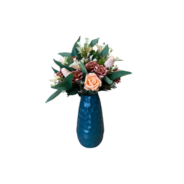 Composition florale chaleureuse dans un vase bleu profond